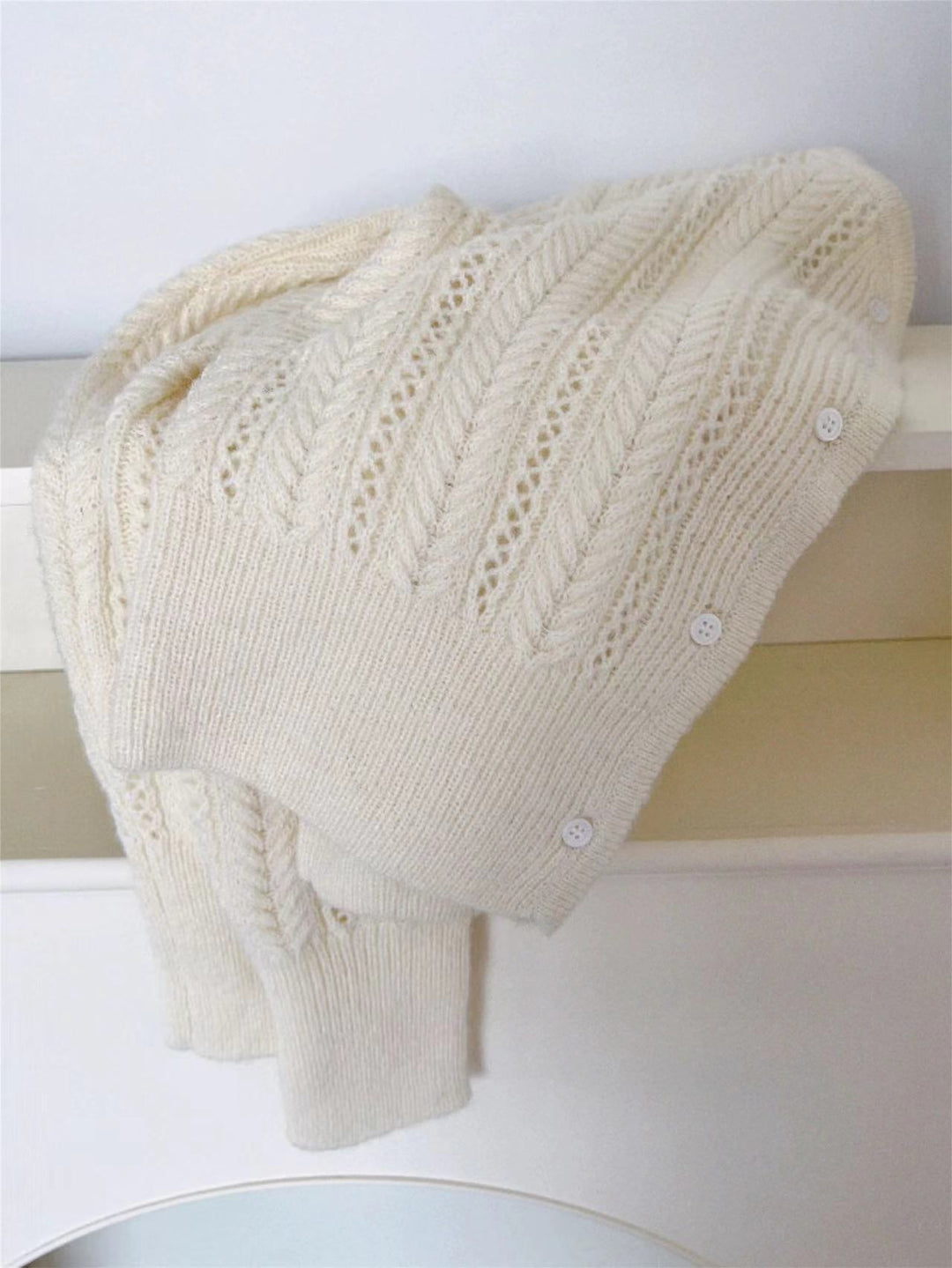 Dame cardigan med delikat mønster og knappdetaljer Skjora