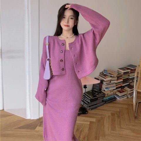 Kvinnes strikket kjole med matchende cardigan og knappedesign Skjora