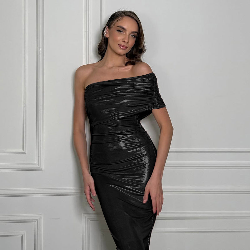 Dame offshoulder elegant omslagkjole med glitrende detaljer Skjora