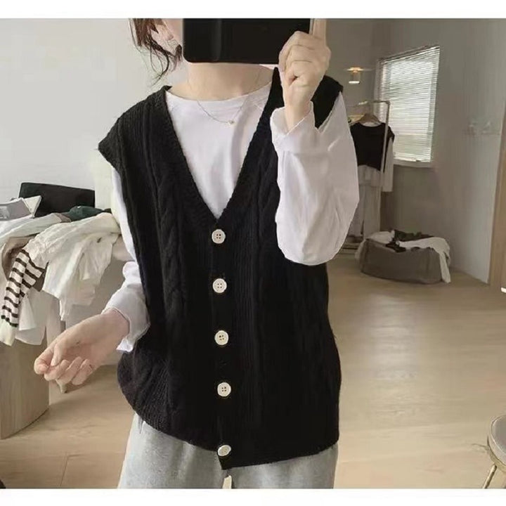 Dames strikket vest med kabelmønster og knappe detaljer Skjora