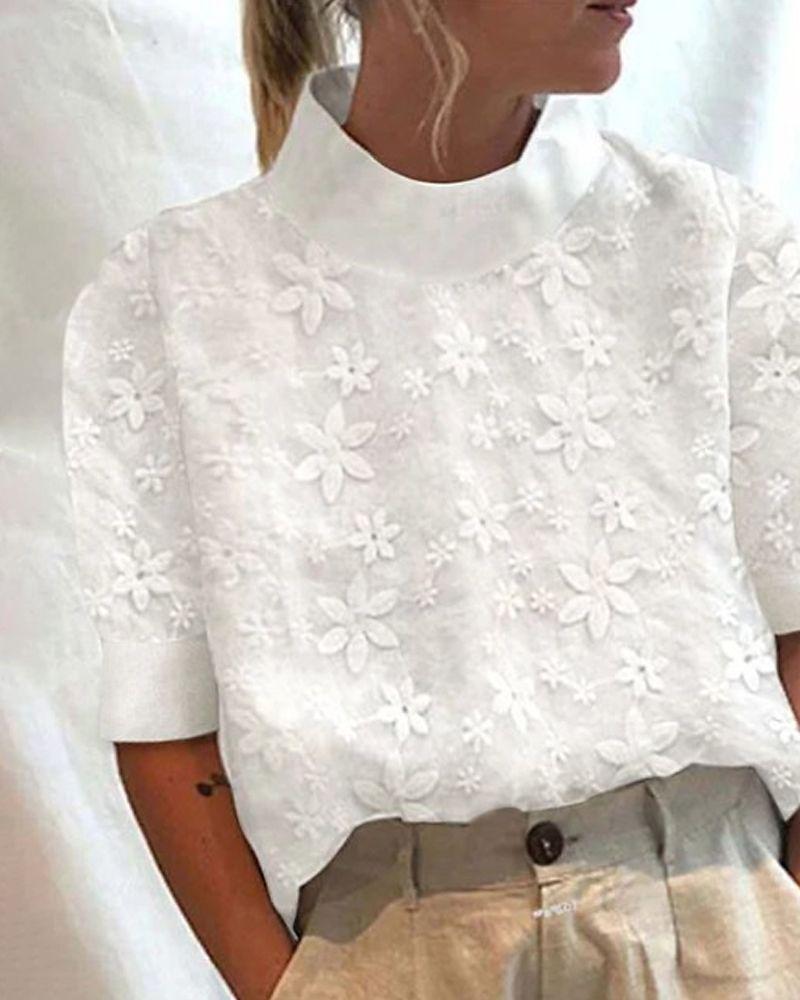 Kvinnebluse med blomstermønster og kort snitt Skjora