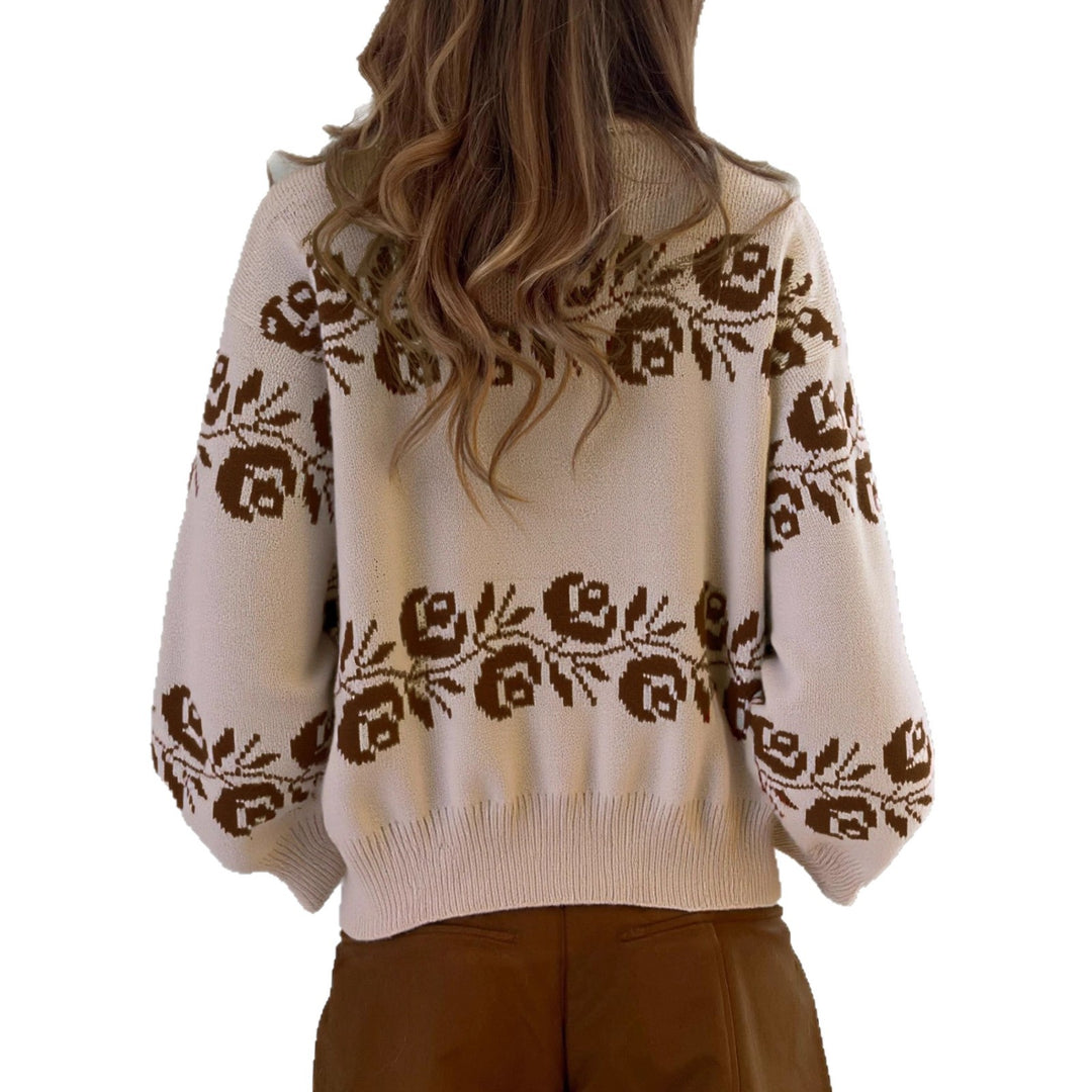 Kvinnens strikkegenser med blomster jacquard mønster og høy krage Skjora