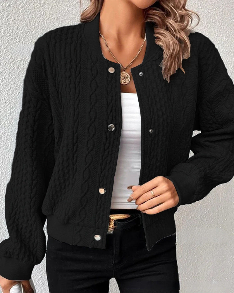 Kvinnens cardigan med elegant flette strikk mønster og trykknapp lukking Skjora
