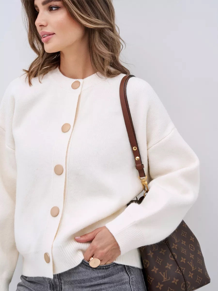Kvinnens fashionable strikket cardigan med knappdetaljer og mykt materiale Skjora