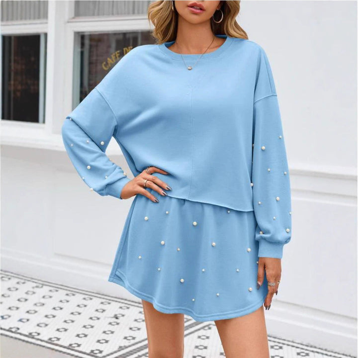 Kjole sweatshirt for kvinner med dimples og perleapplikasjoner Skjora