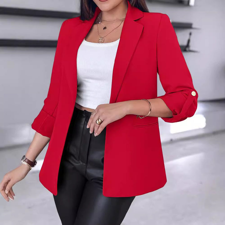 Kvinnelig elegant blazer med høyhalset snitt og fashionable knappdetaljer Skjora