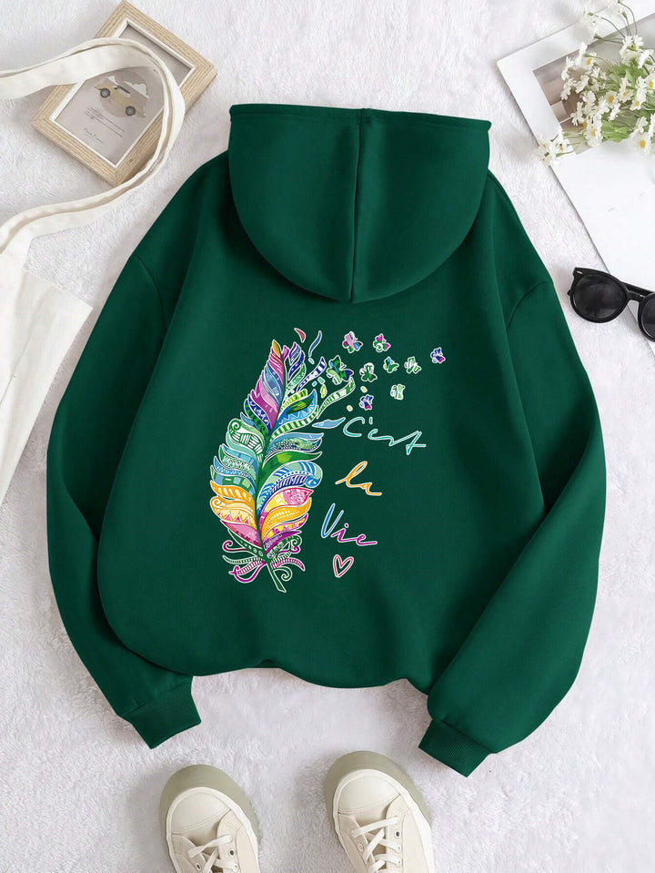 Dame avslappet hettegenser med fargerikt fjærdesign og inspirerende tekst Skjora