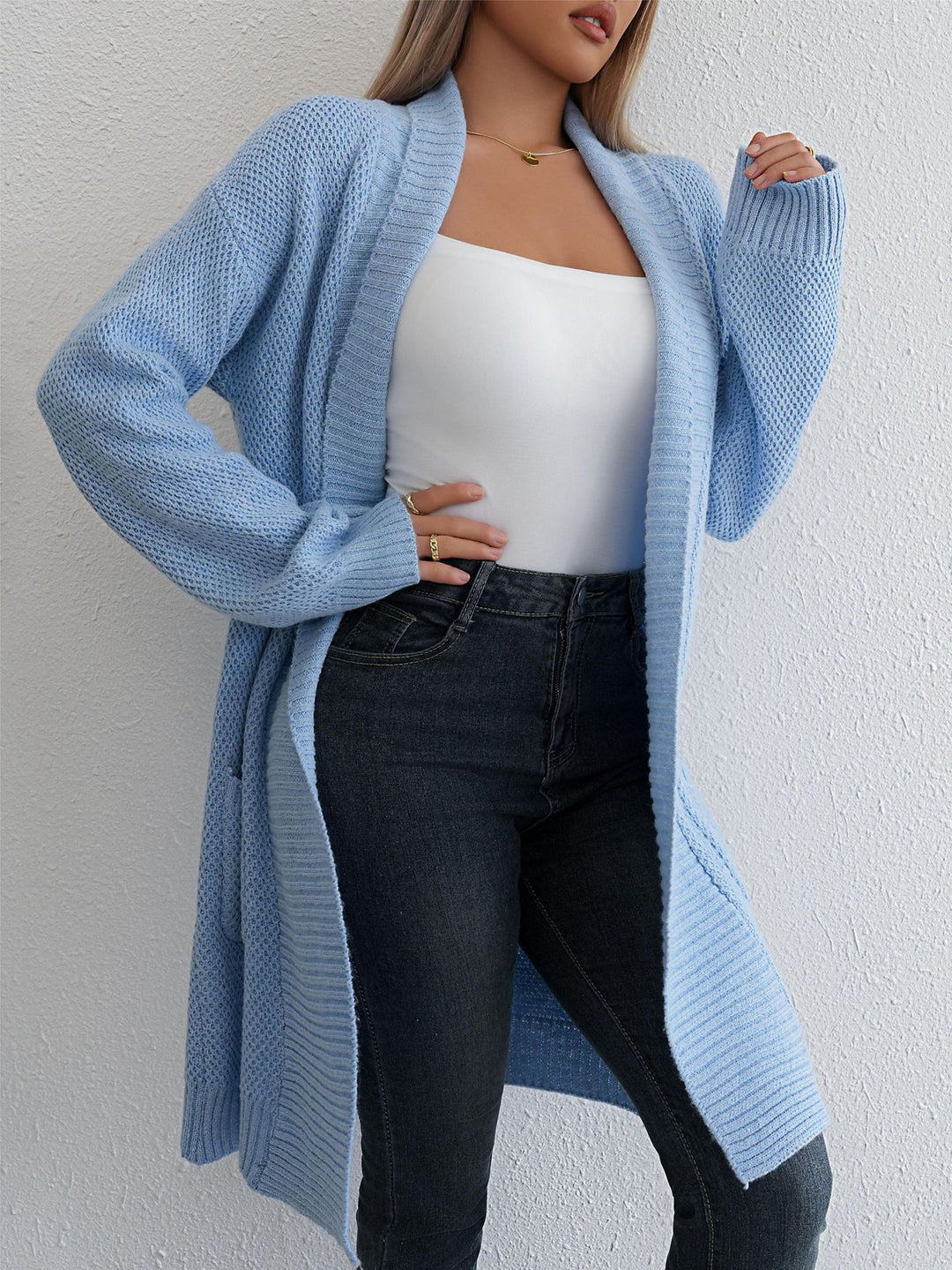 Kvinnens strikket cardigan med åpnet snitt og moderne teksturmix Skjora