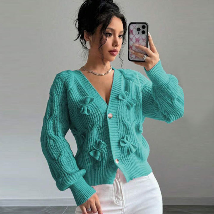 Kvinne cardigan med blomsterrelieffdesign og knappable detaljer Skjora
