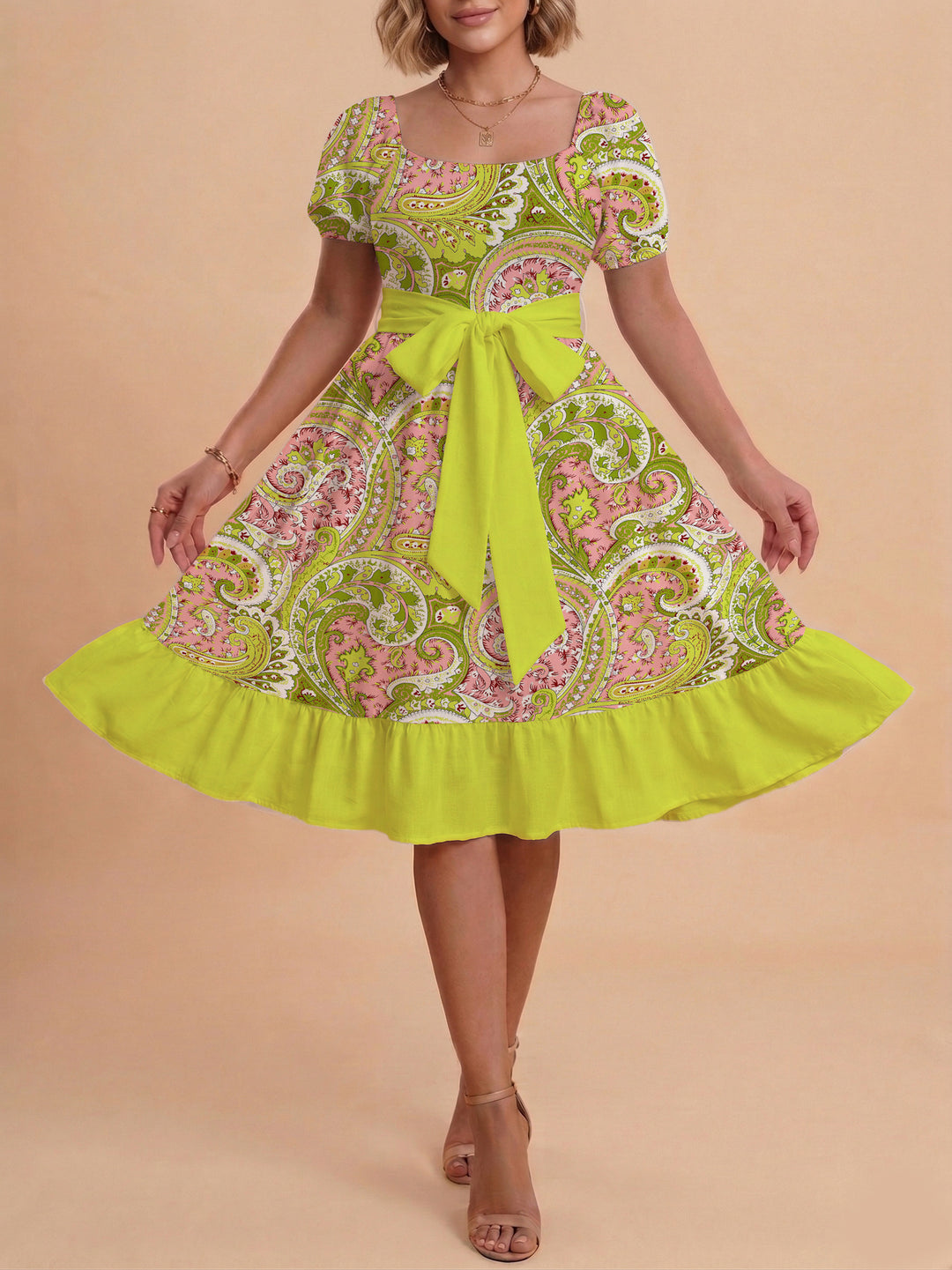 Damen modernes Blumenkleid mit elegantem Taillengürtel und asymmetrischem Saum Skjora