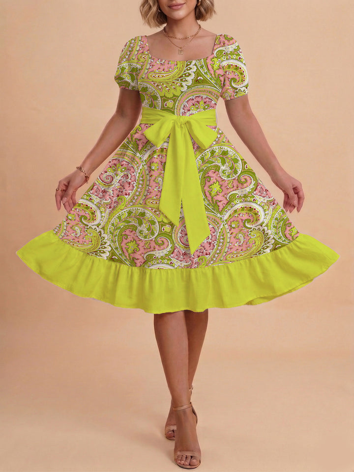 Damen modernes Blumenkleid mit elegantem Taillengürtel und asymmetrischem Saum Skjora