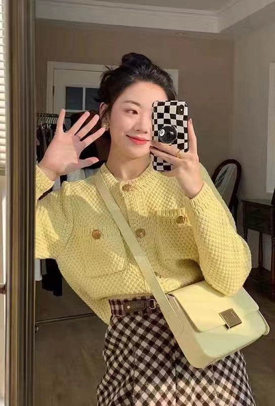 Dame cardigan med dekorative knapper og teksturert design Skjora