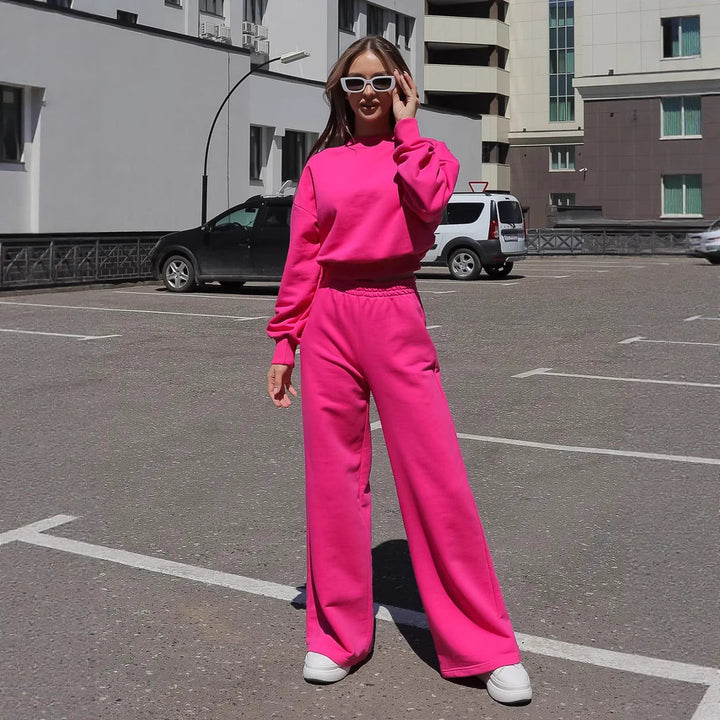 Kvinners sett med oversized hettegenser og vide treningbukser Skjora