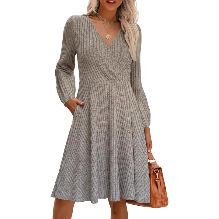 Kvinnes elegant viskose mini kjole med strukturert topp og voluminøse ermer Skjora