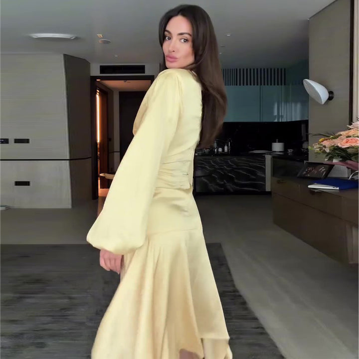 Kvinnes elegant omslagskjole med fashionable utskjæringsdetaljer og voluminøse ermer Skjora