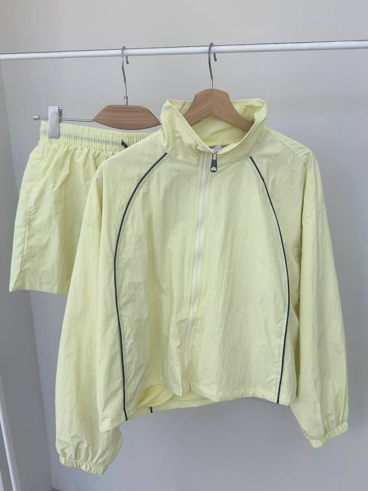 Kvinnenes sporty jakke og shorts sett med høy krage Skjora
