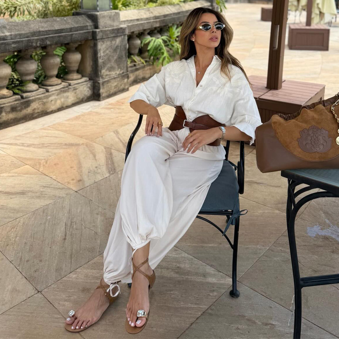 Kvinnens voluminøse jumpsuit med elegant knapp-bluse og Livbelte Skjora