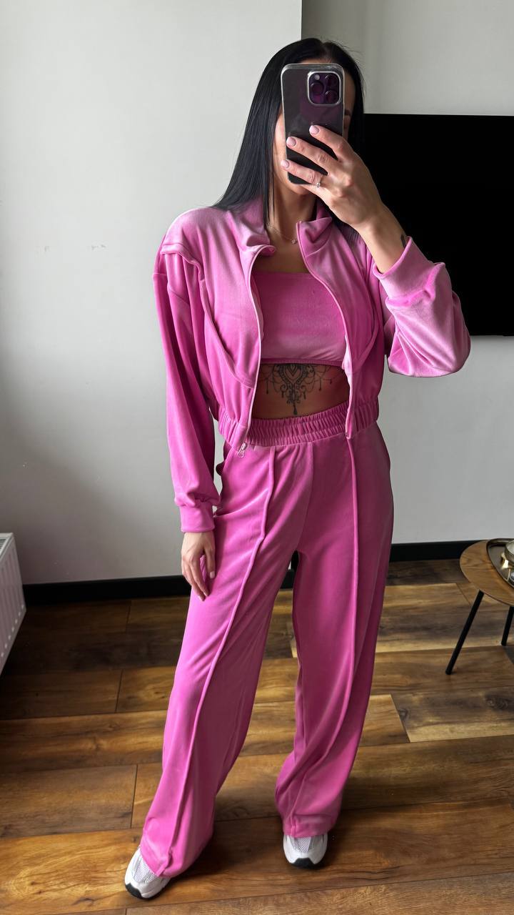 Kvinnes loungewear sett laget av luksuriøs velur med kort jakke og brede bukser
