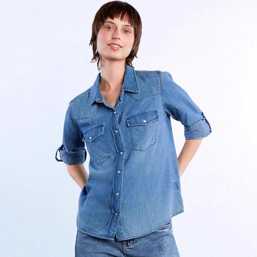 Dame casual denim-bluse med påsydde lommer og lett innsvingt snitt Skjora