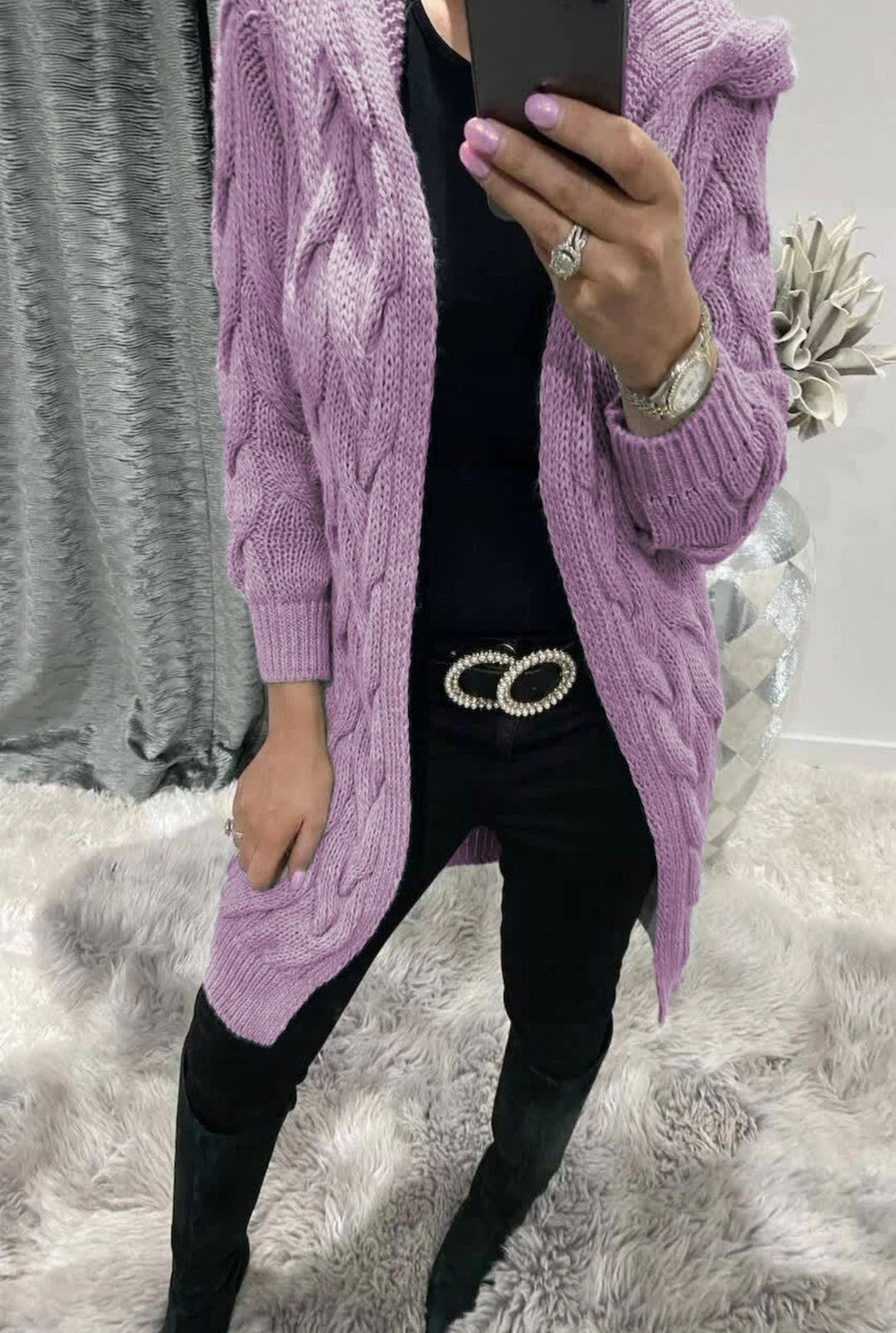 Kvinnes chunky strikk cardigan med nostalgisk kabeldesign og praktiske lommer Skjora