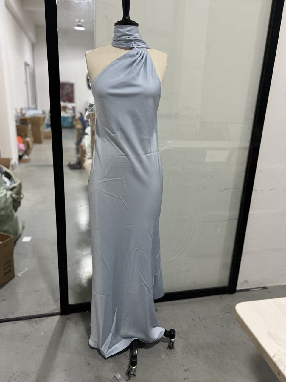 Damer elegant aftenkjole med asymmetrisk snitt og imponerende drapering Skjora