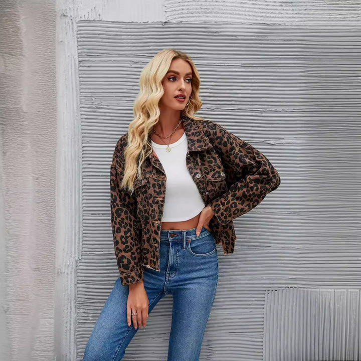 Dame rutete denimjakke i trendy leopardmønster med moderne snitt