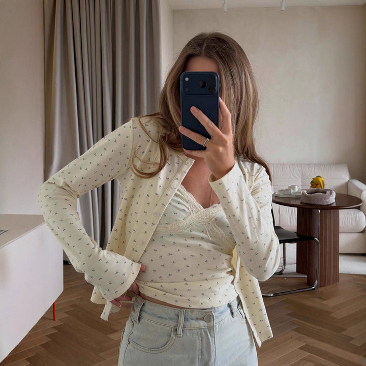Kvinnes avslappet bluse med blomsterdetaljer Skjora