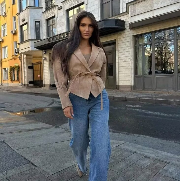 Kvinners motekjole i semsket skinn med belte og elegante skuldre detaljer Skjora