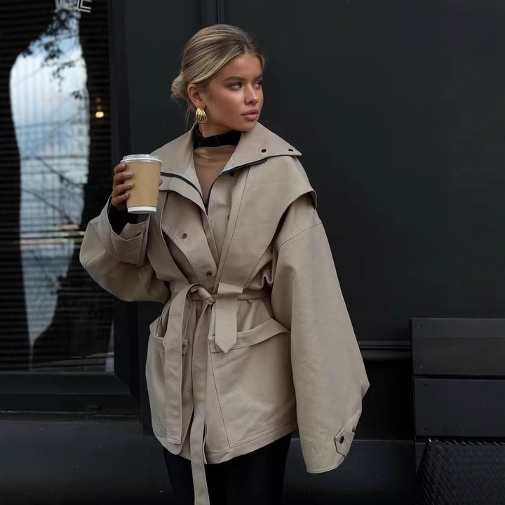 Kvinnes utilityjakke i moderne snitt med praktiske lommer og belte Skjora