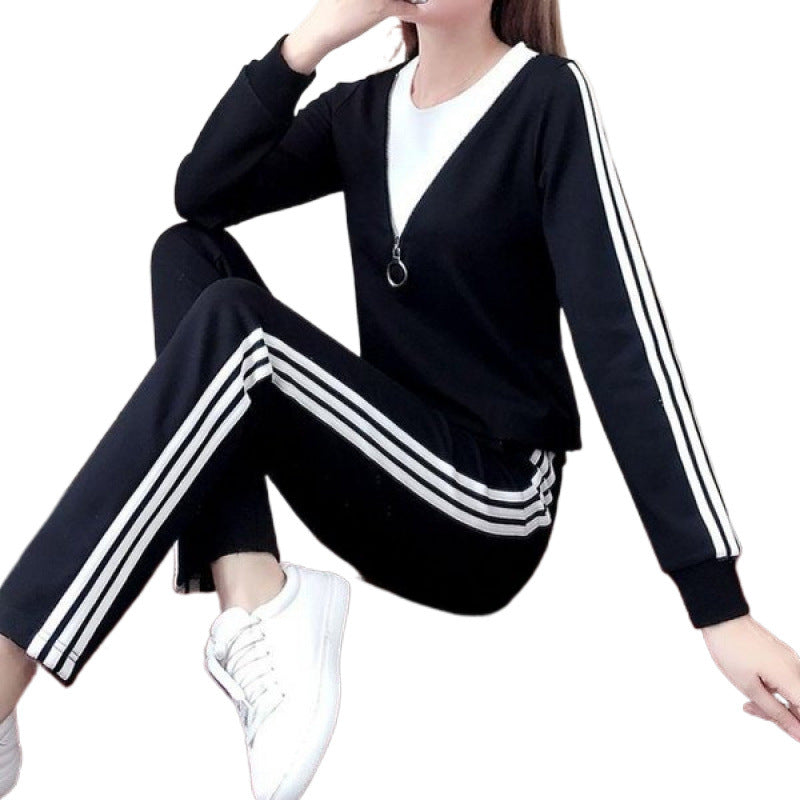 Kvinnelig sporty lounge sett med moteriktig glidelås og stripete aksenter Skjora