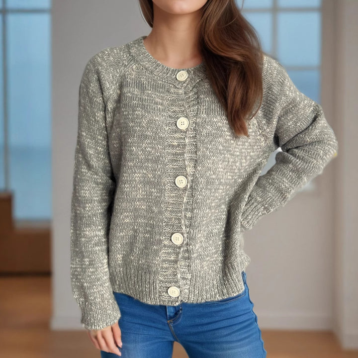 Kvinne koselig cardigan med store knapper og fin tekstur Skjora