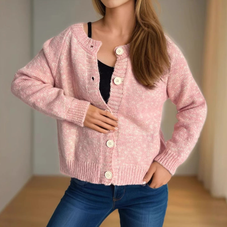 Kvinne koselig cardigan med store knapper og fin tekstur Skjora