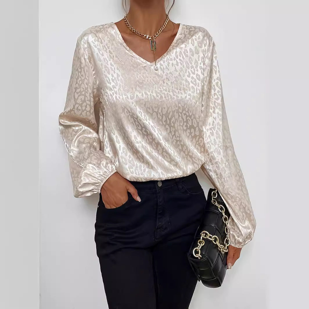 Kvinnes elegant bluse topp med v-hals og voluminøse ermer Skjora