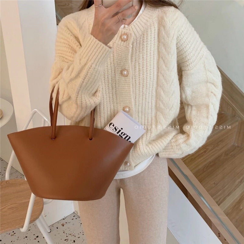Kvinne Cozy Knit Kåpe med Perleknappdetaljer og Kabelstrikketekstur Skjora