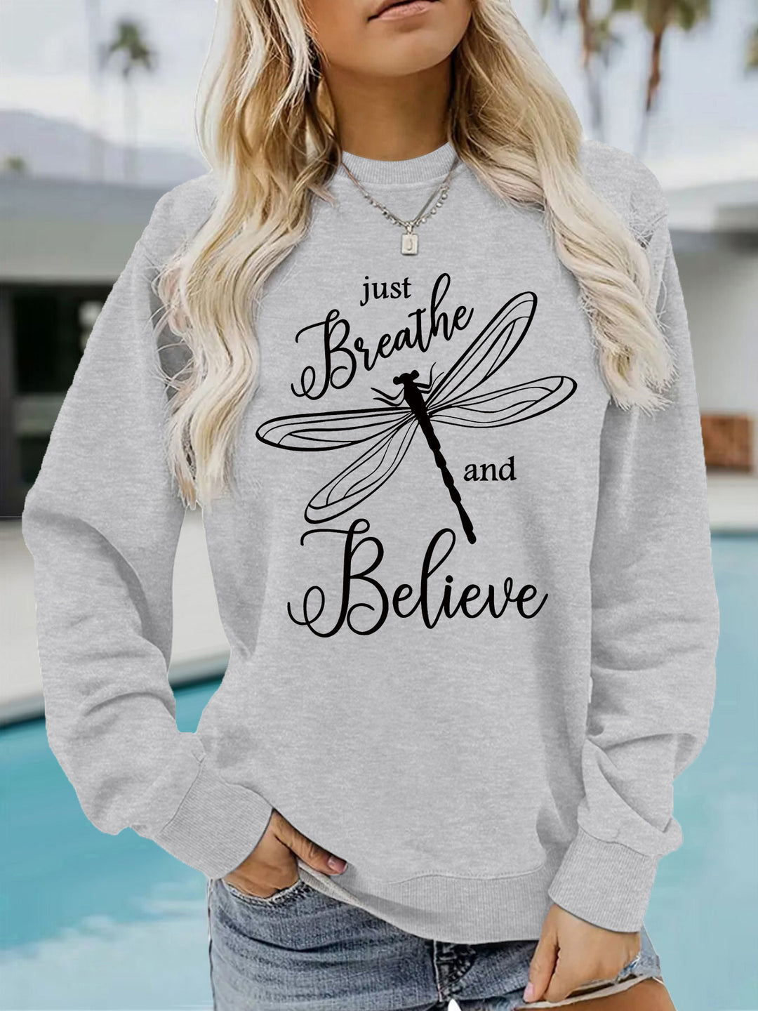 Kvinnegenser med inspirerende drageflygingsmotiv og avslappet snitt Skjora