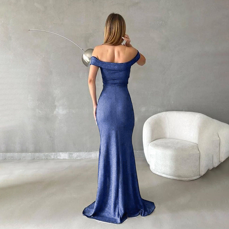 Dame off-shoulder maxikjole med elegant splitt og glitrende stoff Skjora