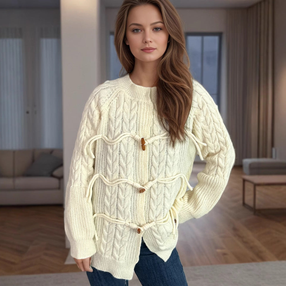 Kvinnens chunky strikket cardigan med unik snor og dekorative treknapper Skjora