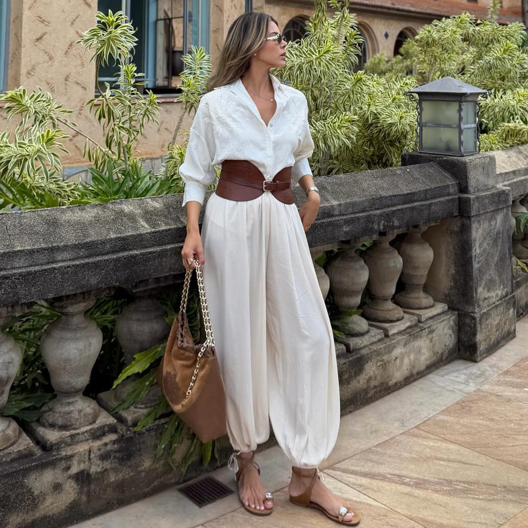 Kvinnens voluminøse jumpsuit med elegant knapp-bluse og Livbelte Skjora