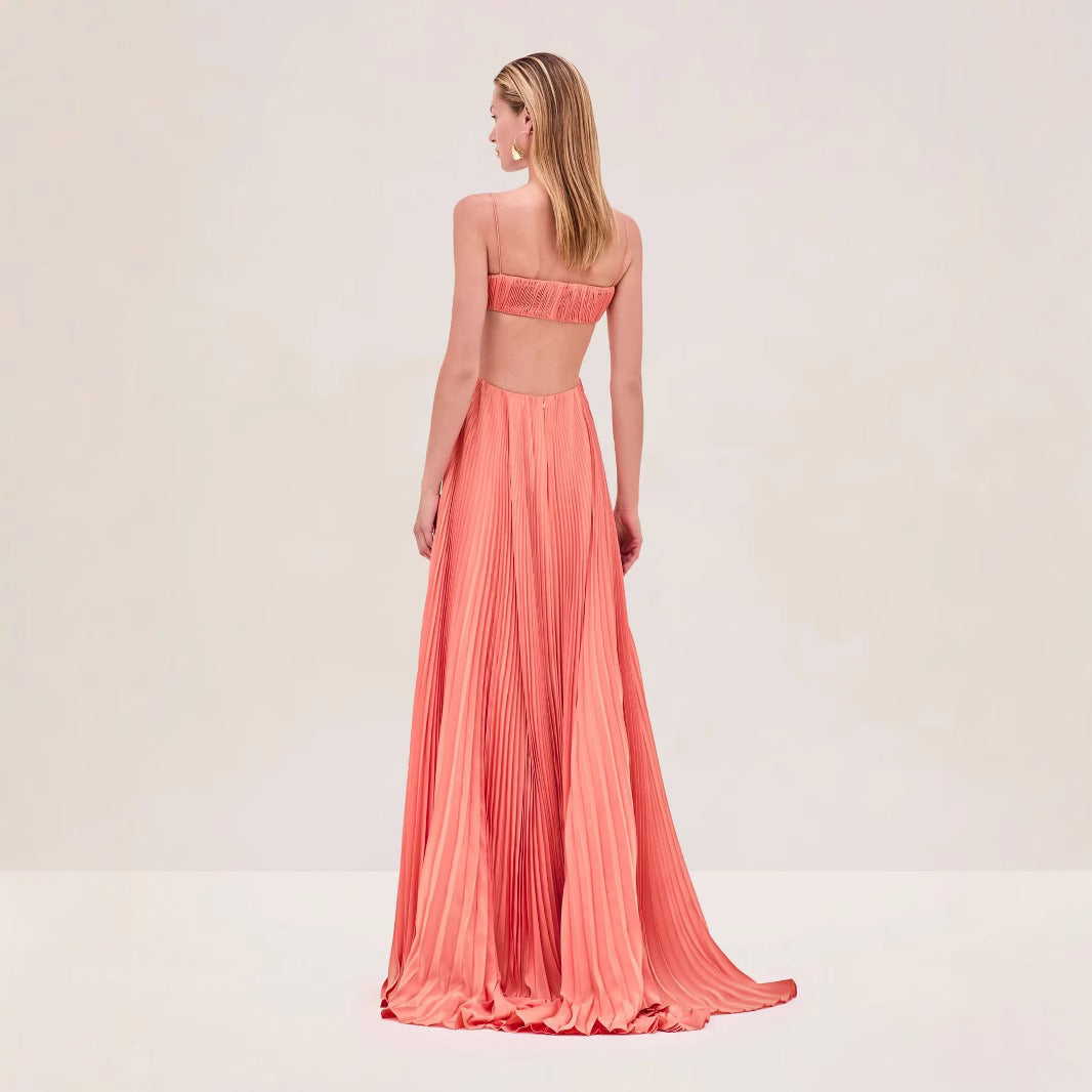 Kvinne maxi kjole med elegante plissert detaljer og tynne spaghetti stropper