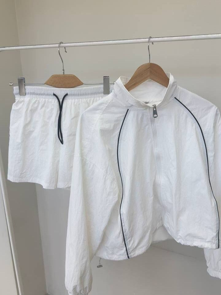 Kvinnenes sporty jakke og shorts sett med høy krage Skjora