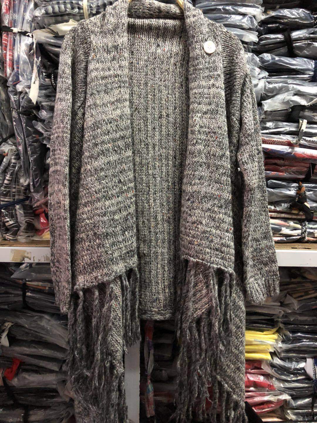 Kvinnens koselige poncho med frynser Skjora