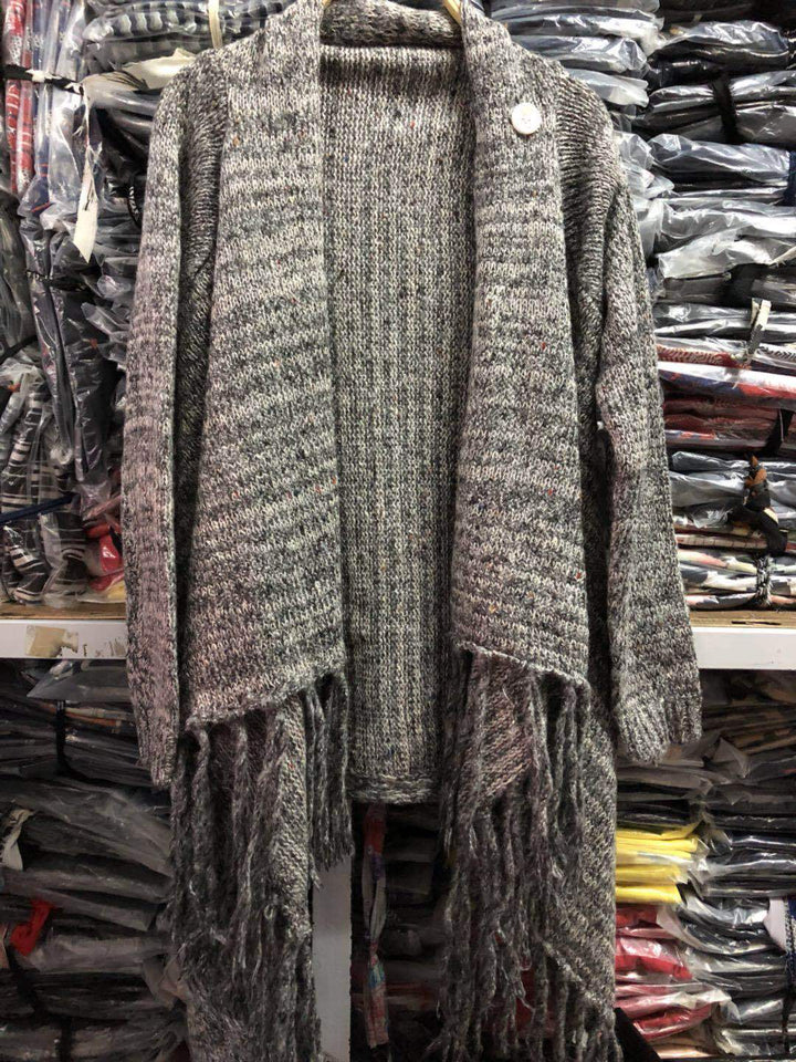Kvinnens koselige poncho med frynser Skjora