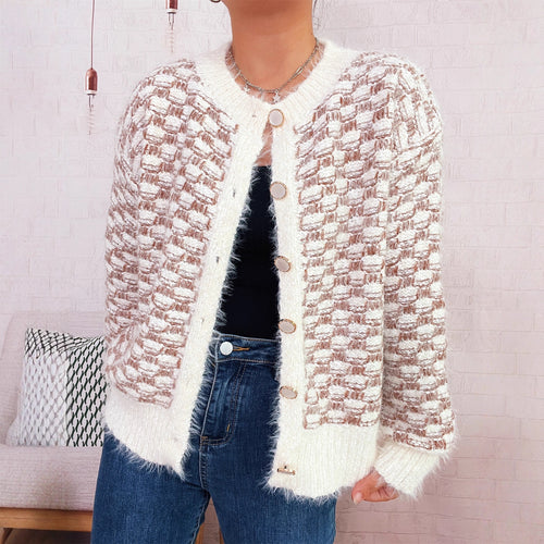 Kvinnelig fluffy cardigan med moteriktig knappedetaljstruktur og avslappet passform Skjora