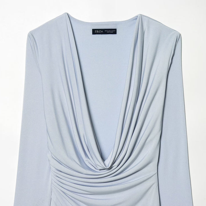 Dame omslagskjole med elegant drapering og dyp V-hals Skjora