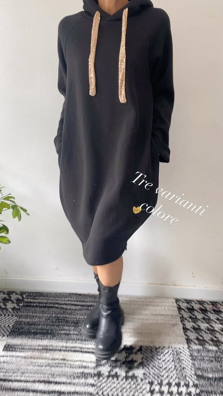 Dame hoodie kjole i en avslappet oversized stil med glitrende detaljer Skjora