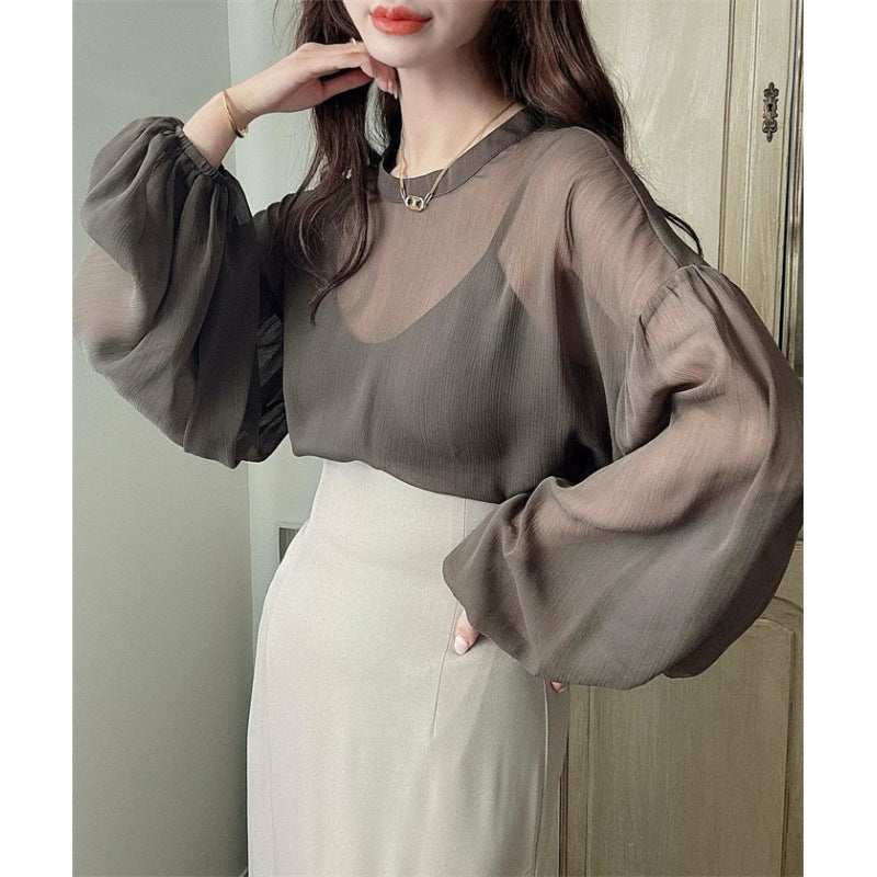 Kvinne elegant bluse med voluminøse ermer og en tidløs rund hals Skjora
