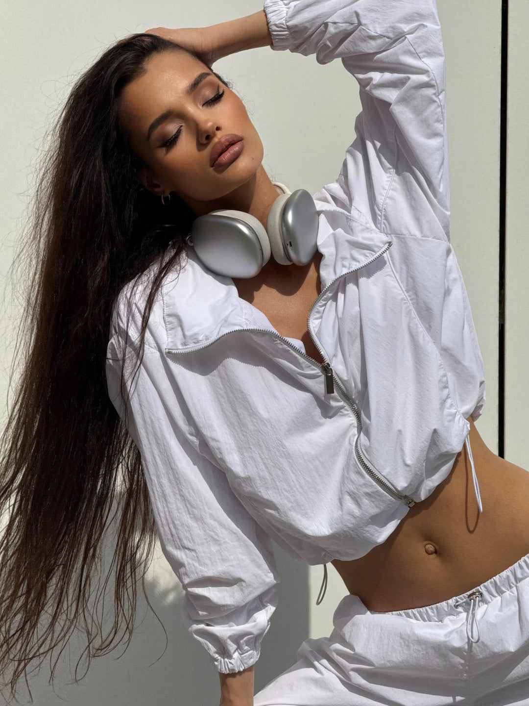 Kvinnes sporty cropped jakke med elastiske ermer Skjora