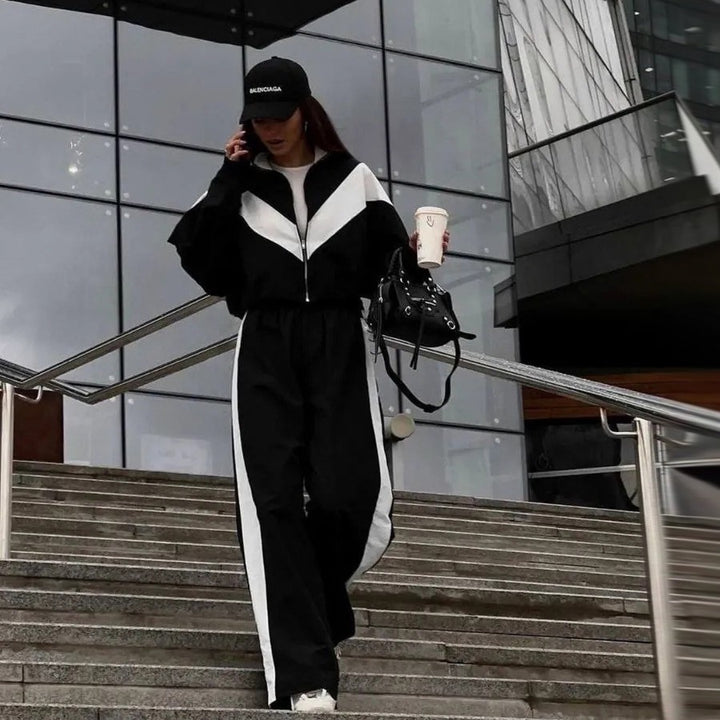 Kvinnelig sporty fleece-sett med høy krage og sidelister Skjora