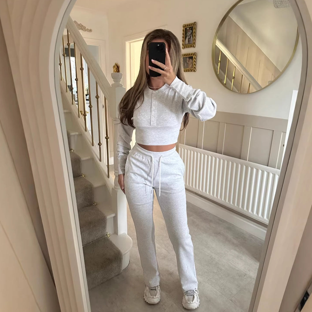 Kvinnens uformelle fritidssett med kort sweatshirt og komfortable joggebukser Skjora