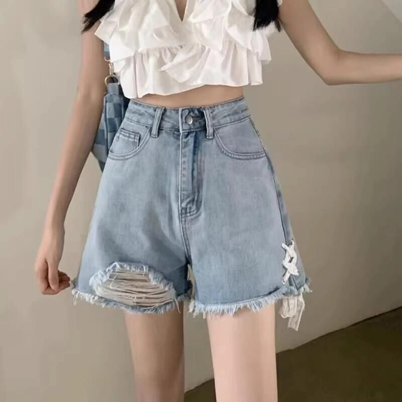 Dame denimshorts med trendy ødelagte detaljer og håndlagde høydepunkter